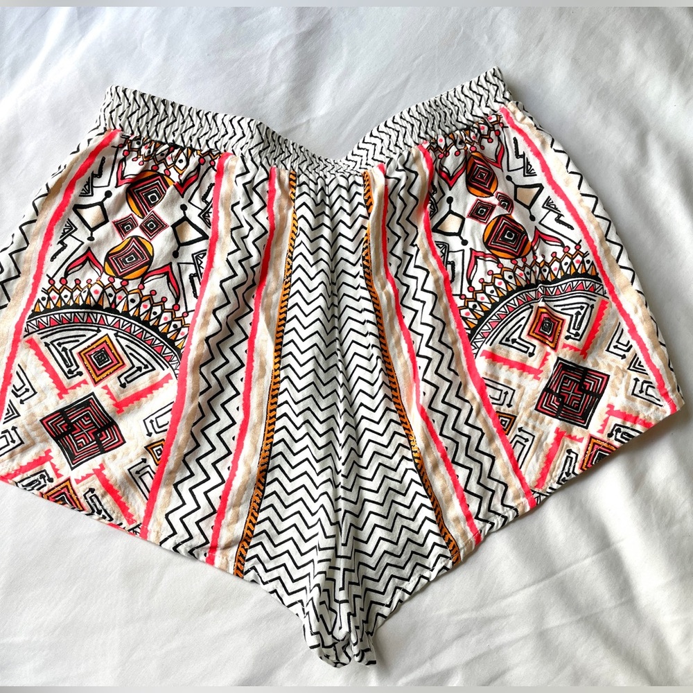 MINKPINK Patterned Vacation Resort Pocket Shorts size S- Never worn!